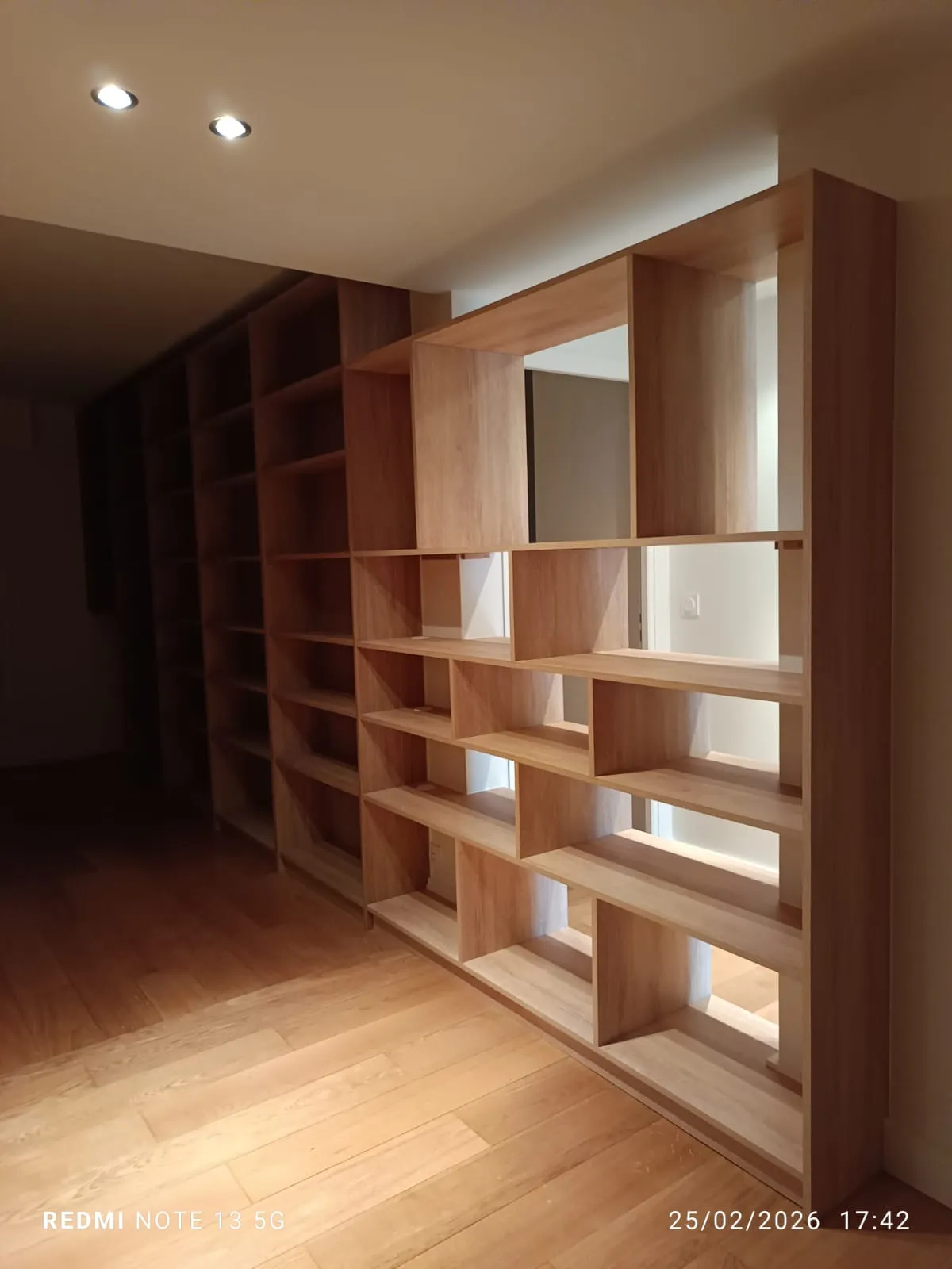 Bibliothèque sur mesure en bois avec spots intégrés — menuisier à Chatou (78)