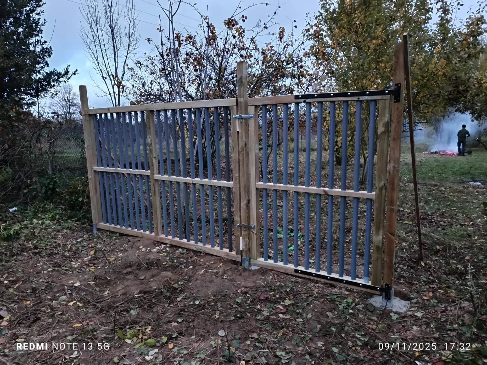 Portail en bois et métal — Montesson (78)